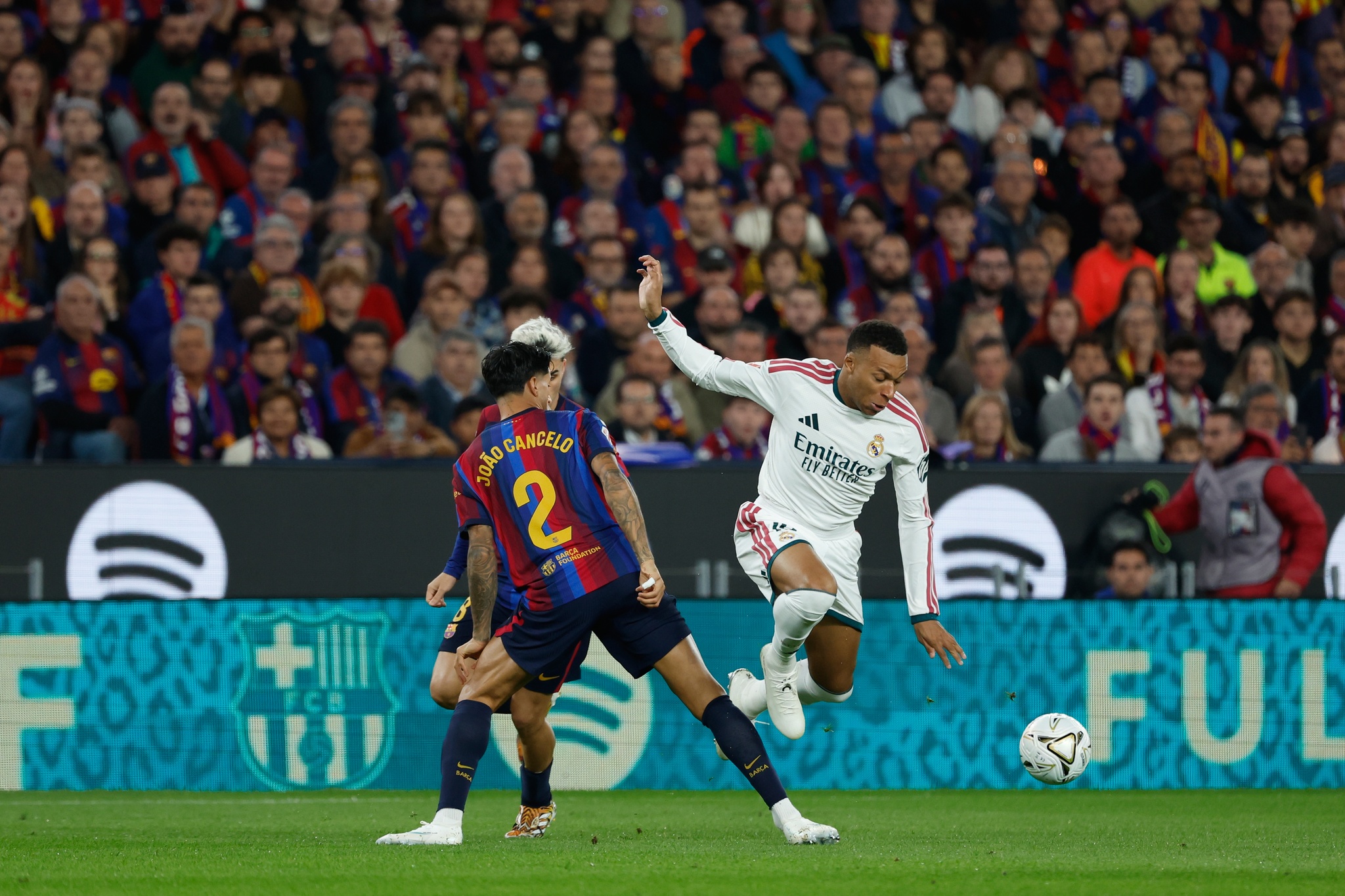 هكذا تبدو الترتيبات الدوري الإسباني بعد الكلاسيكو: ريال مدريد يقلص الفارق مع برشلونة
