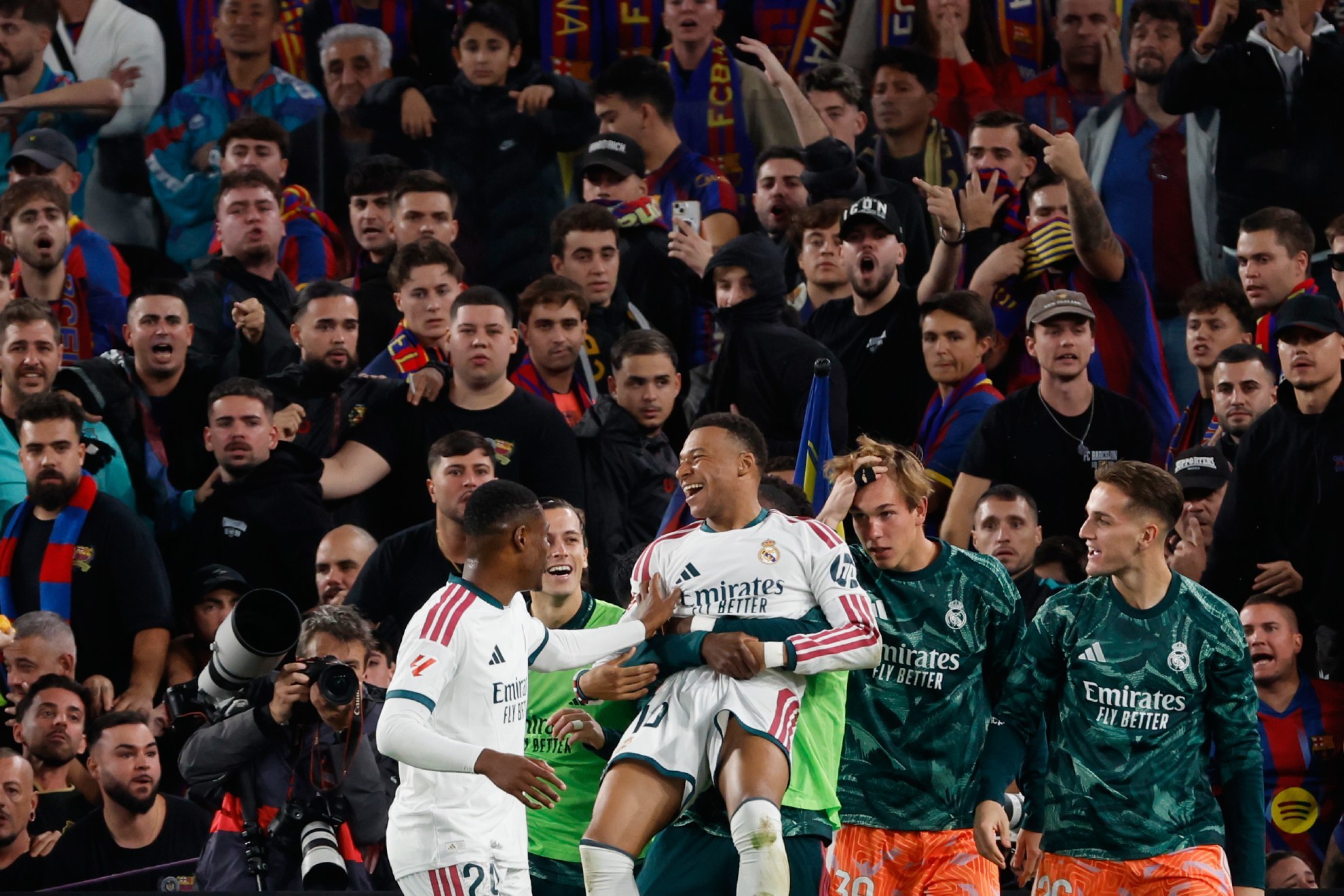 شغب في "الكلاسيكو".. حكم المباراة يدوّن واقعة إلقاء المقذوفات في تقريره الرسمي