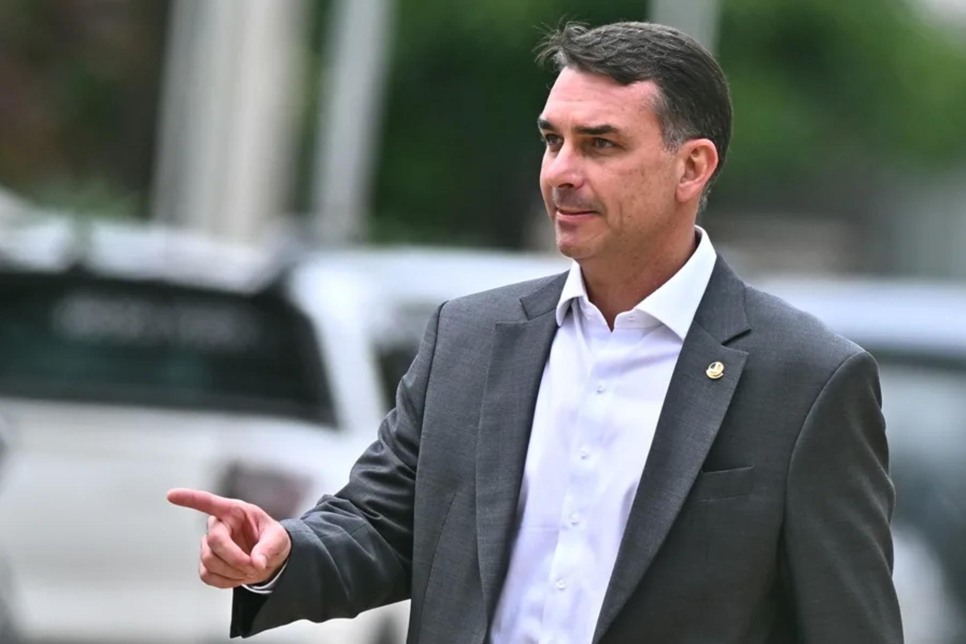 Flávio Bolsonaro huye a Estados Unidos tras perder las elecciones en Brasil y desobedecer una orden judicial