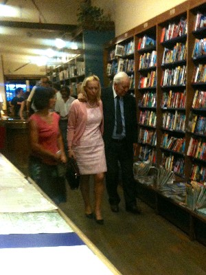 Maurice Herzog y su esposa entrando a la librer�a Desnivel