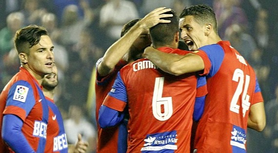 Los jugadores del Levante celebran un gol de Camarasa. 