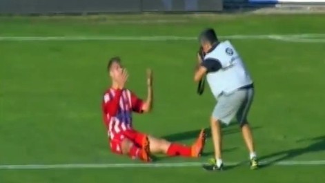 Un fot�grafo se cuela en primera fila durante el drama del Girona