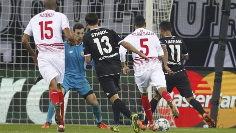 Sergio Rico evit� una goleada mayor en Monchengladbach