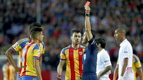 El Valencia acab� con nueve en el Pizju�n