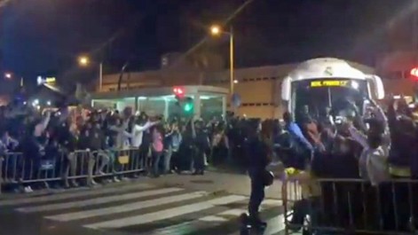 La multitudinaria llegada del Real Madrid al Carranza