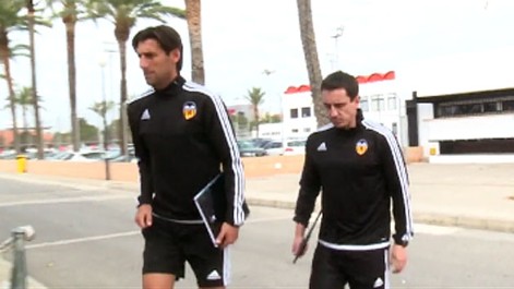 Gary Neville se da su primer ba�o de masas