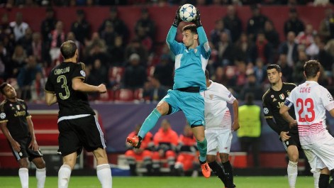 Paradones de Sergio Rico en el Sevilla-Juventus
