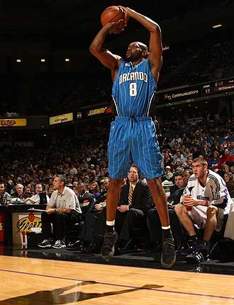 Anthony Johnson anotando uno de los triples de los Magic