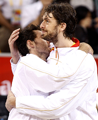 Pau Gasol y Rudy Fern�ndez se abrazan tras ganar la plata ol�mpica
