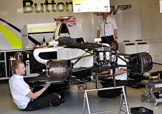 Mec�nicos ponen a punto el monoplaza de Button.