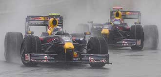 Vettel rueda por delante de Webber en China.