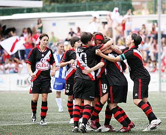 Las jugadoras del Rayo Vallecano celebran su goleada en M�laga que equivale al t�tulo de la Superliga femenina