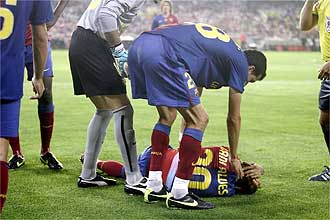 Alves se lleva las manos a la cabeza tras recibir el botellazo.