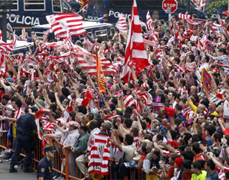 Imagen de los aficionados del Athletic recibiendo al equipo en los alrededores de Mestalla.