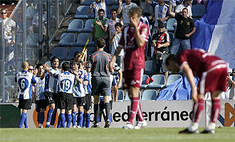 Los jugadores del H�rcules celebran un gol.