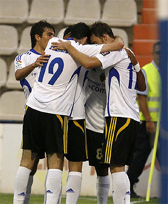 Los jugadores del Zaragoza celebran un gol ante el Alicante.