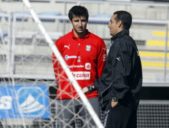 Marc Bertr�n habla con Oltra en el entrenamiento.