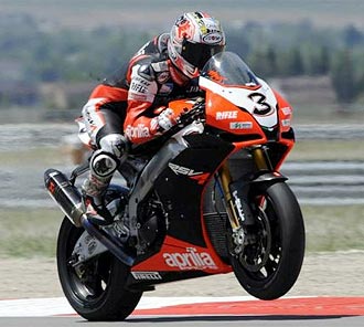 Max Biaggi acelera a lomos de su Aprilia.