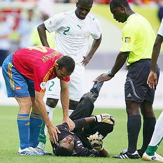 Codjia se preocupa por el estado del portero saud� durante el partido entre Espa�a y Arabia Saudita.