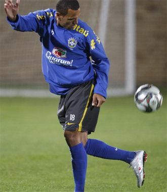Luis Fabiano juguetea con el bal�n antes de hablar en rueda de prensa