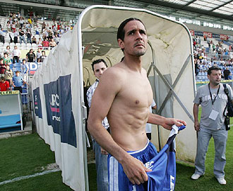 Astudillo se despide apenado de la afici�n del Alav�s en Mendizorroza tras consumar su descenso a Segunda B