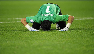 El portero de Egipto, Al Hadari, celebra la victoria ante Italia.