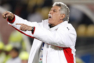 Hassan Shehata, seleccionador egipcio, da instrucciones a sus jugadores durante el partido contra EE.UU.