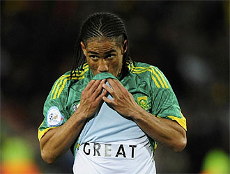 Steven Pienaar se seca el sudor frente a Brasil.