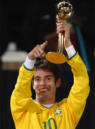 Kak� levanta el trofeo 'Golden Ball'