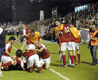 Los jugadores del Alcal� celebran en el c�sped del Virgen del Val el segundo gol que aseguraba el ascenso para el equipo madrile�o