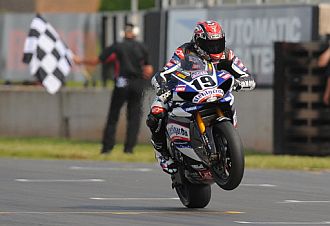 Ben Spies hizo doblete en Donington.