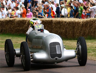 Jenson Button s� disfrut� en el Festival de Velocidad de Goodwood al volante de un Mercedes-Benz W154.