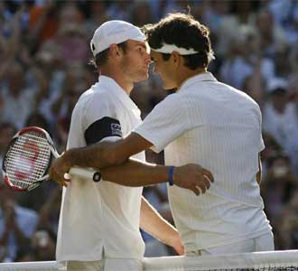 Federer y Roddick se saludan al t�rmino del encuentro.