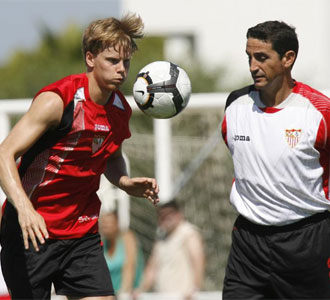 Tom de Mul, controla un bal�n delante del t�cnico sevillano Manolo Jim�nez, en un entrenamiento de esta pretemporada del Sevilla en C�diz