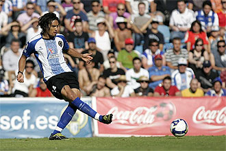 Abel Aguilar da un pase durante un encuentro de la temporada pasada.