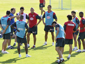 Abel charla con sus hombres durante un entrenamiento.
