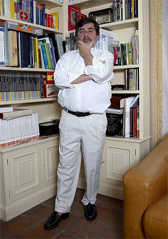 Carlos Gonz�lez posa en su domicilio de Madrid.