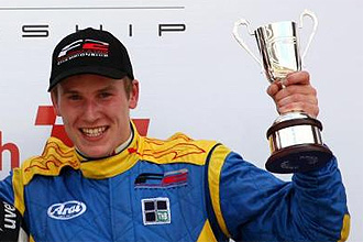 Henry Surtees, en el podio de la carrera del s�bado