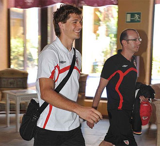 Fernando Llorente, en su llegada a la concentraci�n del Athletic de Bilbao en Isla Canela
