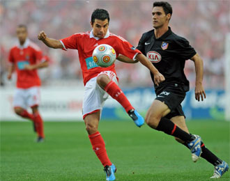 Saviola intenta rematar ante Pablo en un lance del partido.