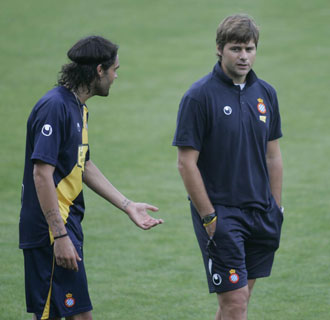 El central, junto con el entrenador Mauricio Pochettino