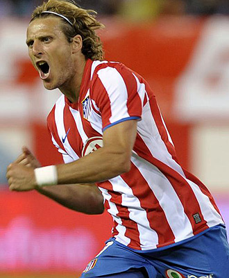 Diego Forl�n celebra un gol con el Atl�tico