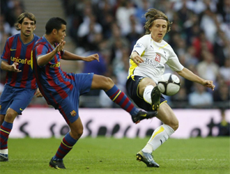 Pedro y Modric luchan por un bal�n