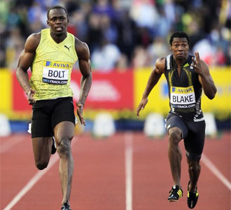 Yohan Blake, en la prueba de los 100 metros lisos, junto a Usain Bolt, en el Gran Prix de Londres celebrado esta semana