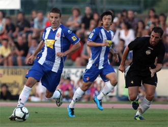 Luis Garc�a conduce el bal�n en el amistoso