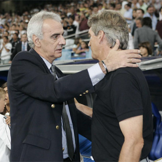 Pellegrini saluda a Fosatti antes de que comience el encuentro en el Bernab�u.