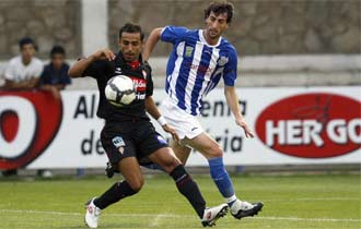 Diego Castro controla un bal�n ante su marcador.