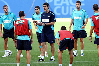 Mu�iz da instrucciones al equipo en el entrenamiento