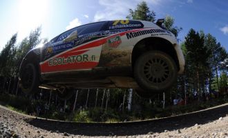 Kimi Raikkonen hace un gran salto con su Fiat en Finlandia
