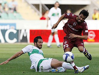 Mario Rosas, en la imagen recibiendo una entrada de Usero, durante el Elche-Castell�n de la pasada temporada, ya marca goles con el Murcia